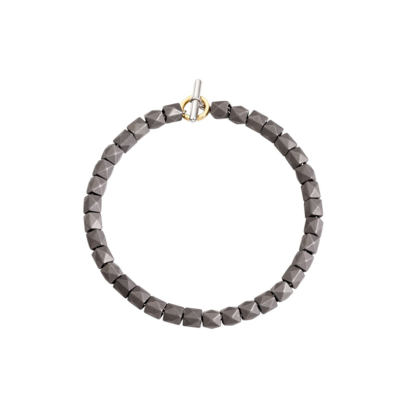 צמיד טיטניום STUD. בסיס וסוגר מכסף סטרלינג 925 וזהב 18K.